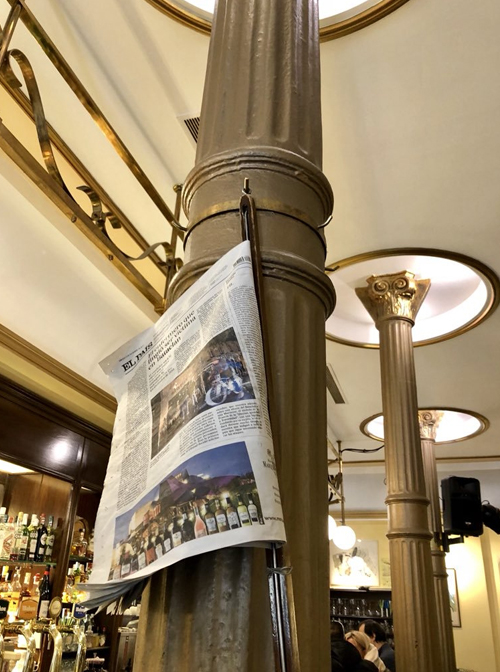 Detalle columnas del Café Novelty con prensa