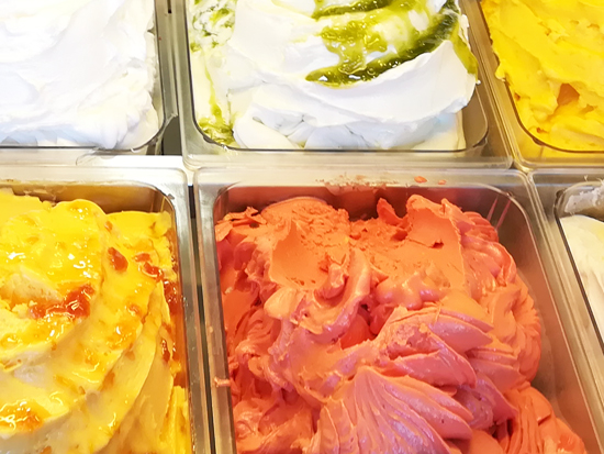 Diferentes helados artesanos situados en el expositor