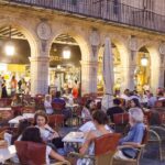 Vista de la terraza del Café Novelty de noche
