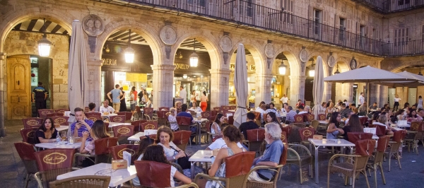 Vista de la terraza del Café Novelty de noche