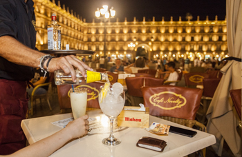 Terraza por la noche del Café Novelty